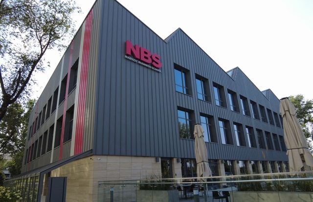 Вентилируемый фасад Narxoz Business School в Алматы Здание Narxoz Business School с облицовкой линеарными панелями на подсистеме REVENTAL