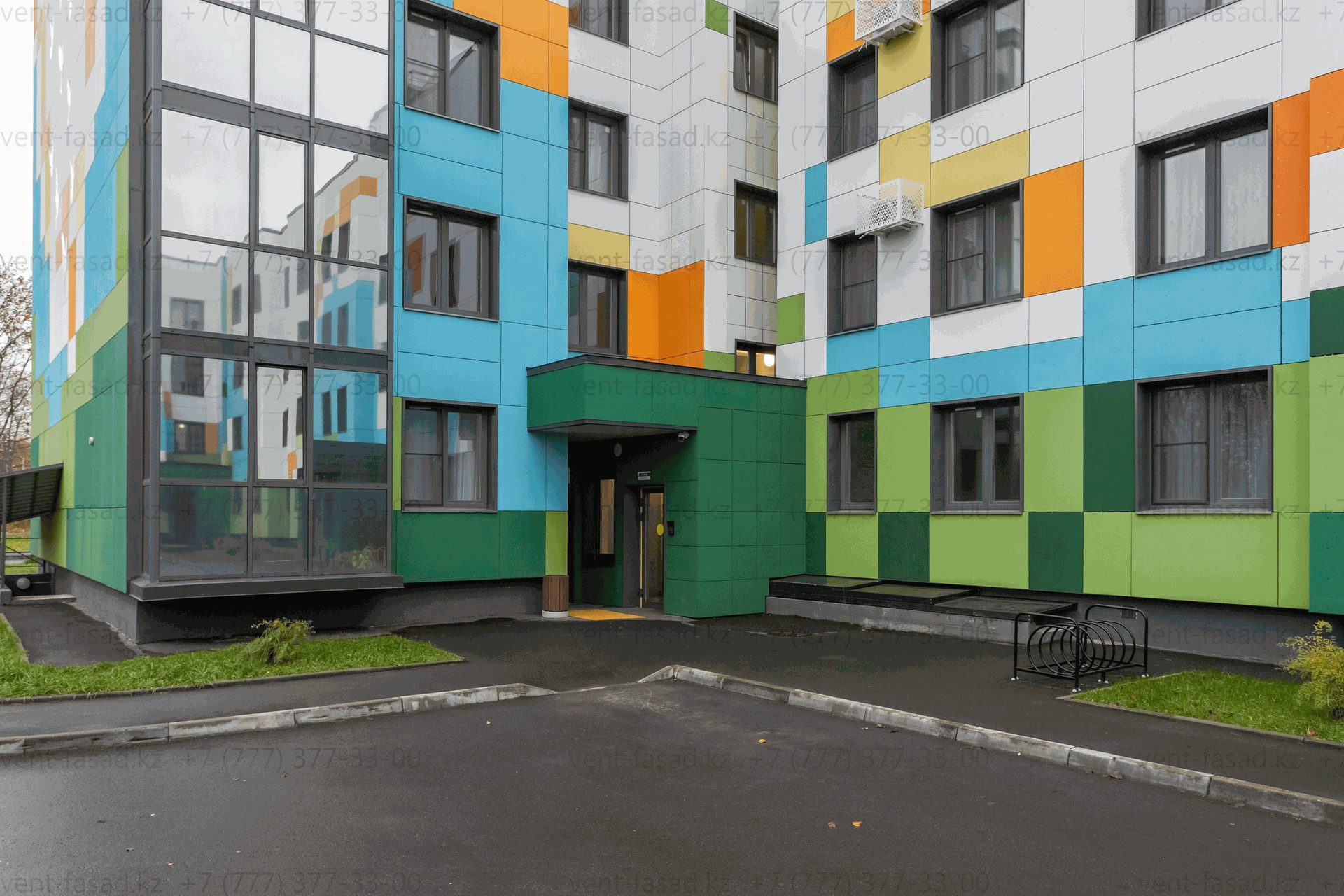 Фрагмент BIM‑модели вентилируемого фасада с фиброцементными панелями на подсистеме REVENTAL