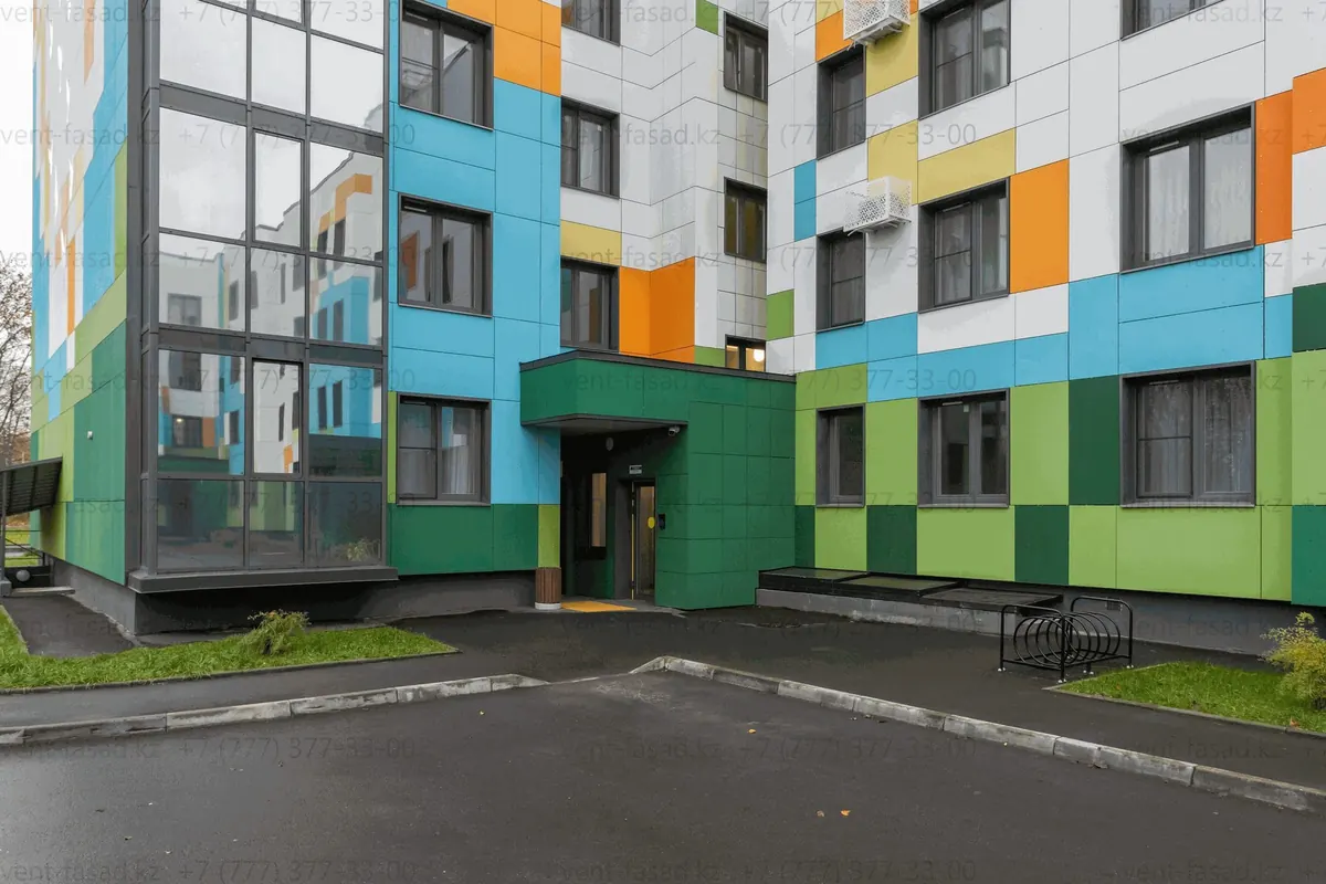 Фрагмент BIM‑модели вентилируемого фасада с фиброцементными панелями на подсистеме REVENTAL