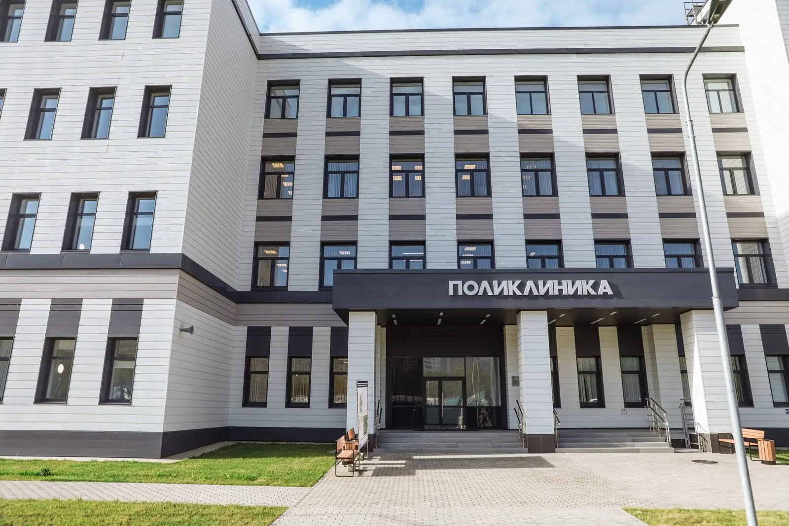 Фасад здания с облицовкой линеарными панелями